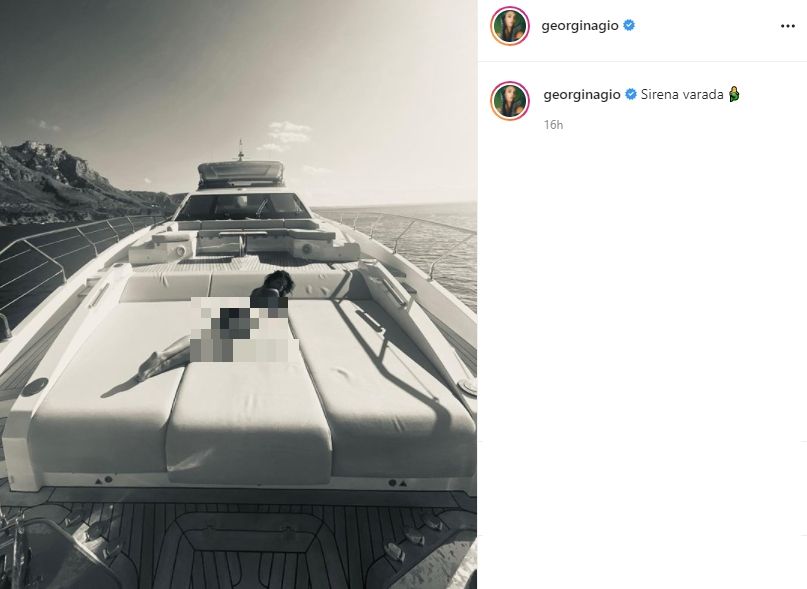 Georgina Rodriguez berpose seksi saat berjemur di kapal pesiar. (Instagram/georginagio)