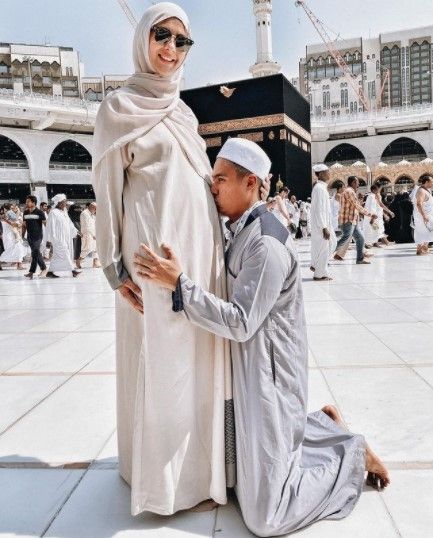 Paula Verhoeven dan Baim Wong saat ibadah umroh (Instagram)