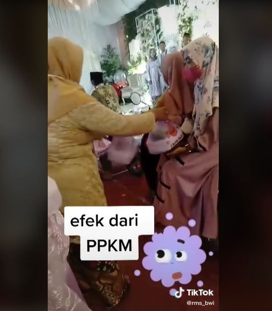 Viral Pernikahan Drive Thru, Motor Lewat Depan Pelaminan (tiktok.com/@rms_bwi)