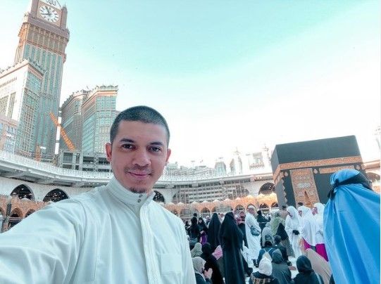 Irwansyah saat ibadah umroh (Instagram)