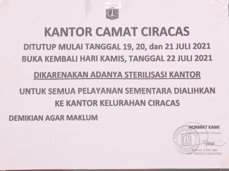 Pengumuman penutupan sementara kantor Kecamatan Ciracas, Jakarta Timur, dikarenakan sejumlah pegawai positif COVID-19, Senin (19/7/2021). [Foto: Berita Jakarta]