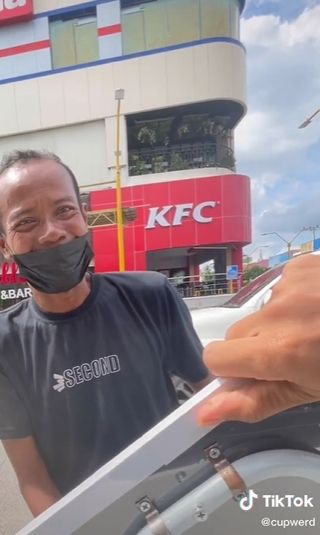 Pedagang nangis terharu saat dagangannya ditawar. (Tiktok/@cupwerd)