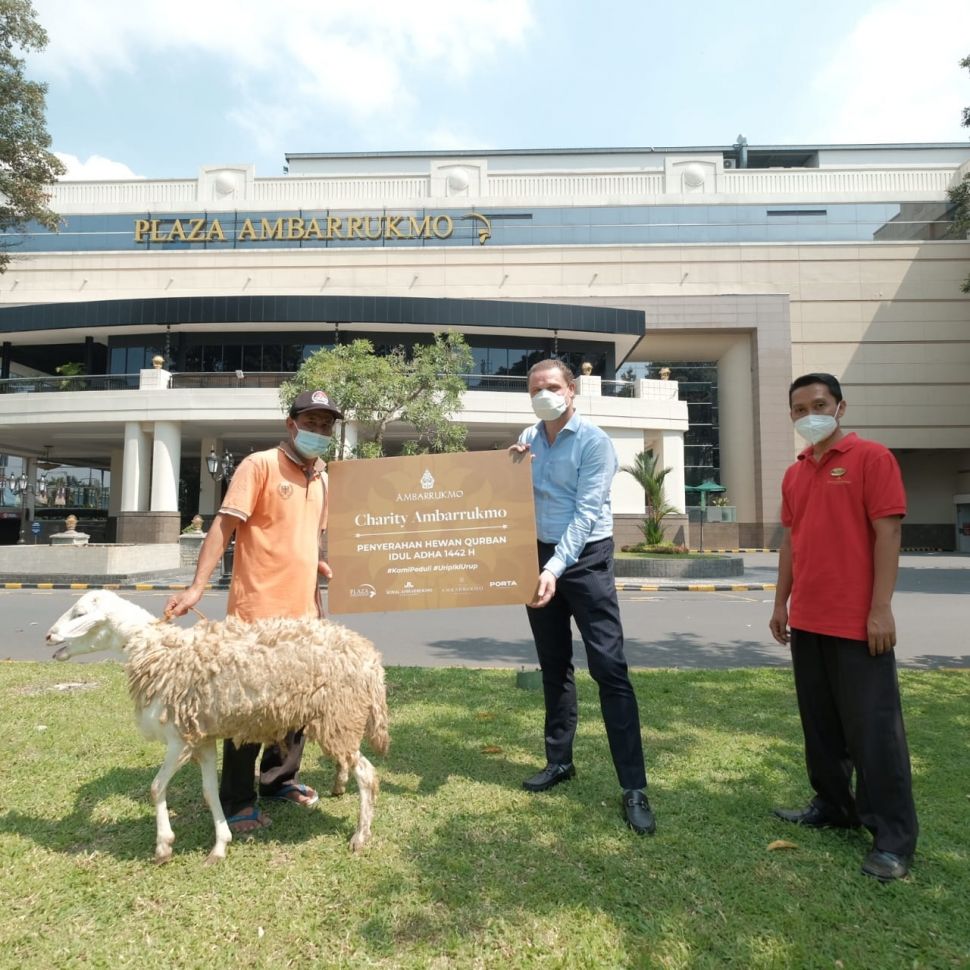 Ambarrukmo Peduli, Sambut Idul Adha Serahkan Hewan Qurban. (Dok.Ambarrukmo Group)