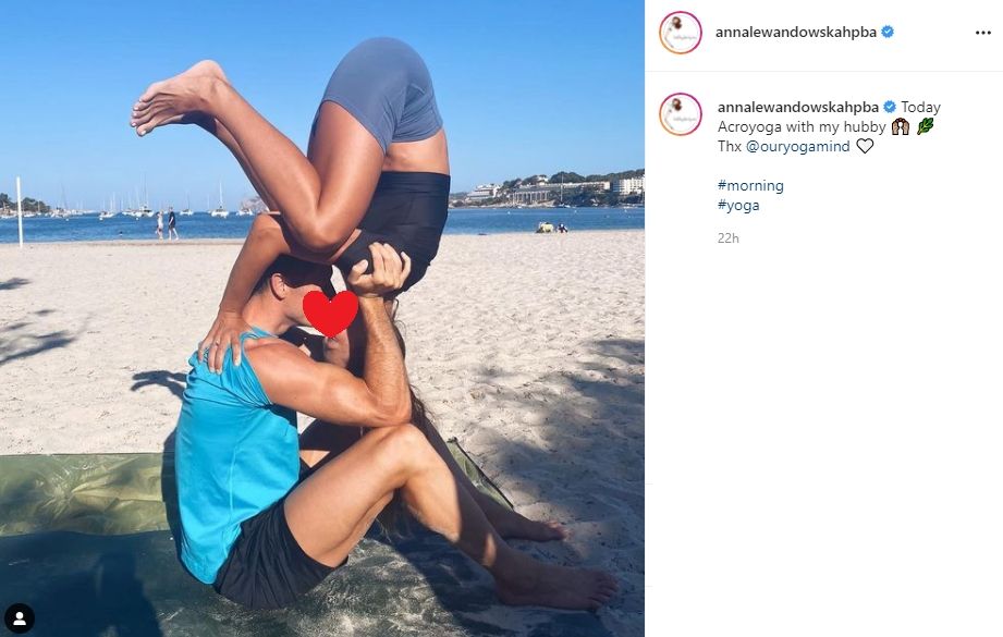 Robert Lewandowski cium mesta istrinya saat yoga. (Instagram/annalewandowskahpba)