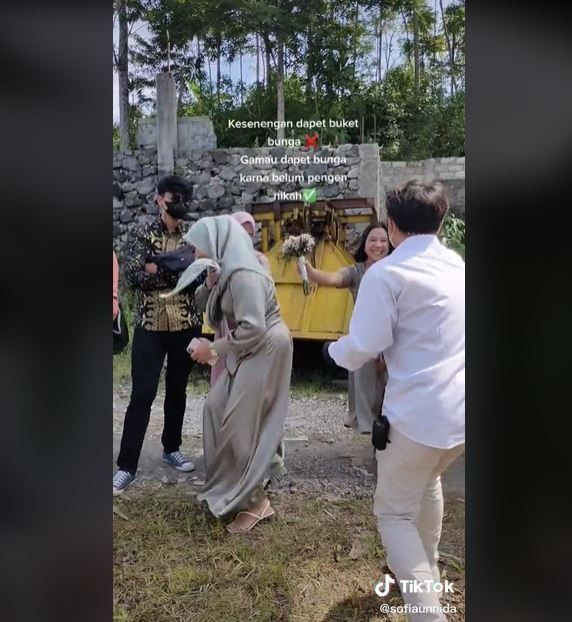 Belum Siap Menikah, Wanita Ini Panik Dikasih Buket Bunga Pengantin (tiktok.com/sofiaunnida)