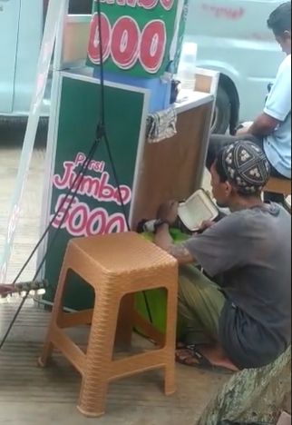 Pria mengaji di sela-sela berjualan. (Tiktok)