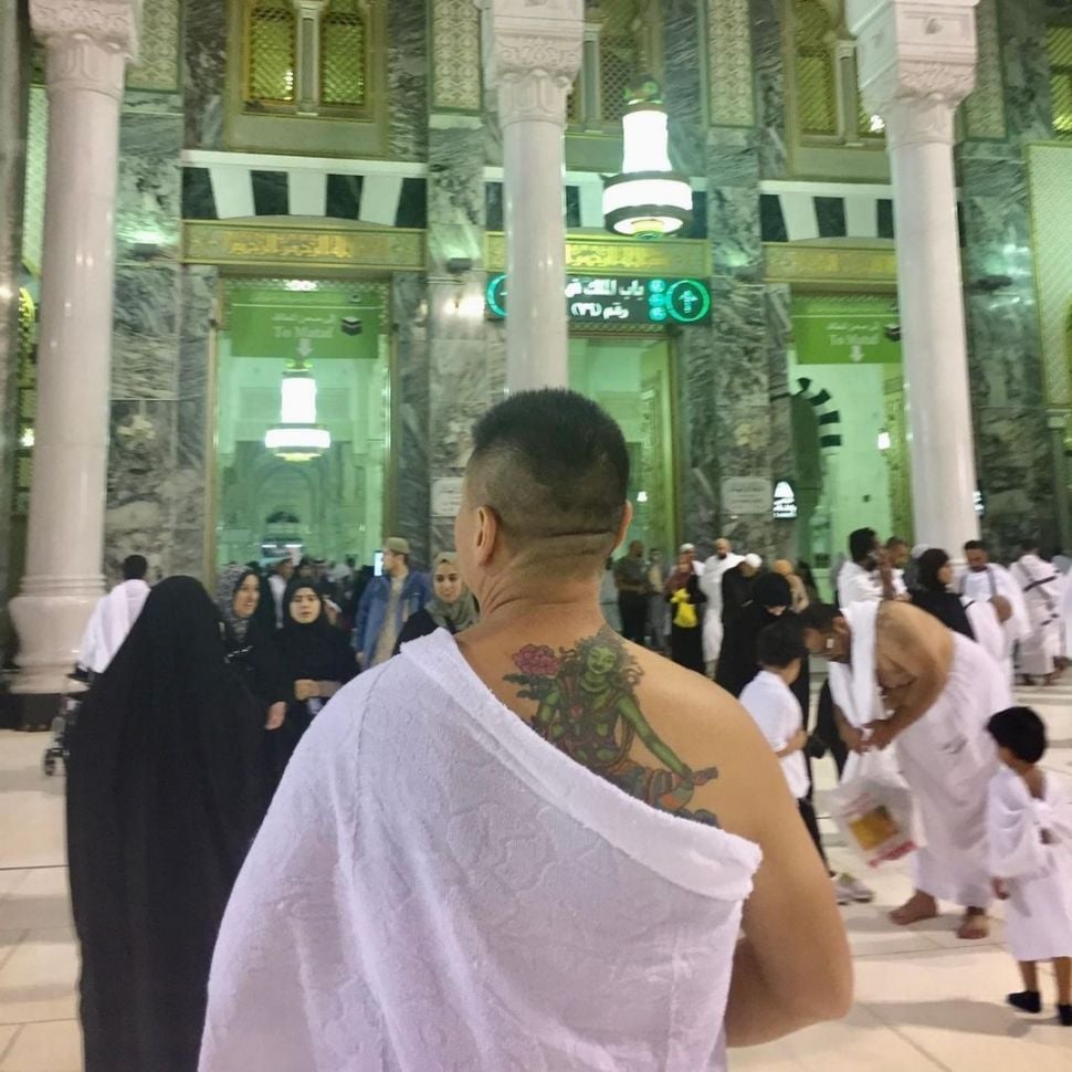 Suami Fitri Salhuteru, Cencen Kurniawan saat menjalani ibadah umrah untuk kali pertama. [Instagram]