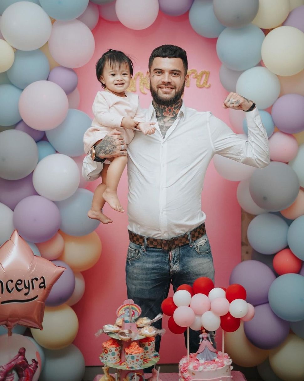 Potret Diego Michiels Momong Anak (Instagram/@diegomichiels24)