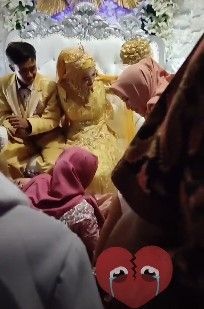 Perempuan ke nikahan mantan pacar hingga jatuh pingsan.