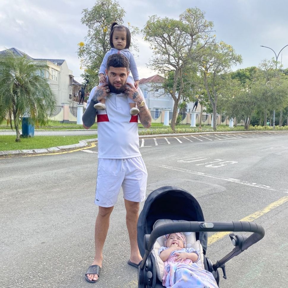 Potret Diego Michiels Momong Anak (Instagram/@diegomichiels24)