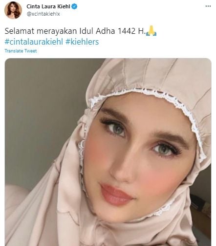 Cinta Laura tampil pakai mukena. (Twitter/@xcintakiehlx)