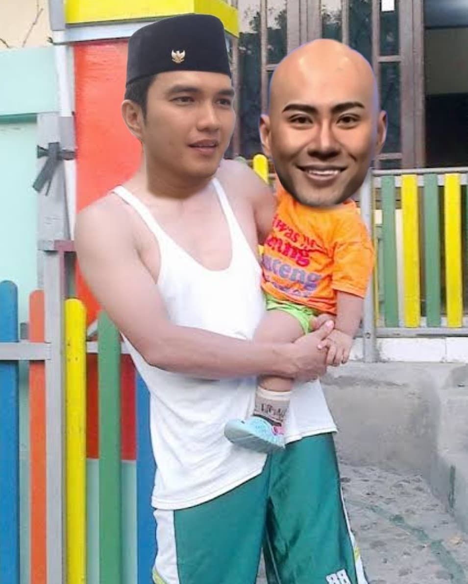 Aldi Taher menggendong anak kecil, di mana bagian wajahnya di ganti dengan wajah Deddy Corbuzier. [Instagram]