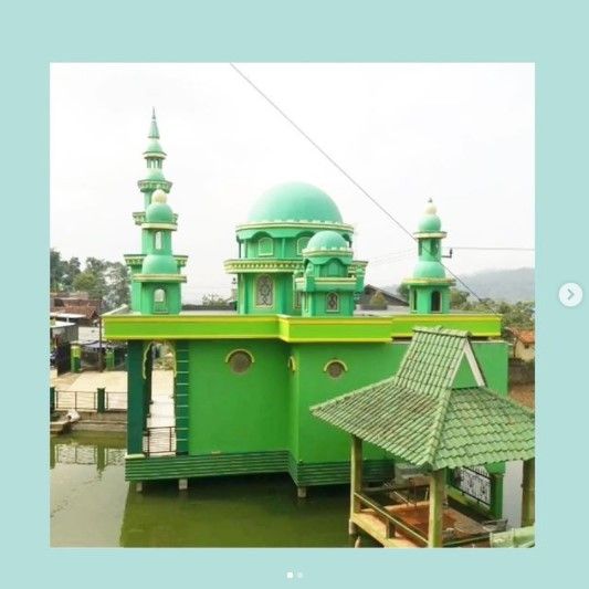 Potret masjid yang dibangun Nita Thalia. (Instagram/nitatalia.real)