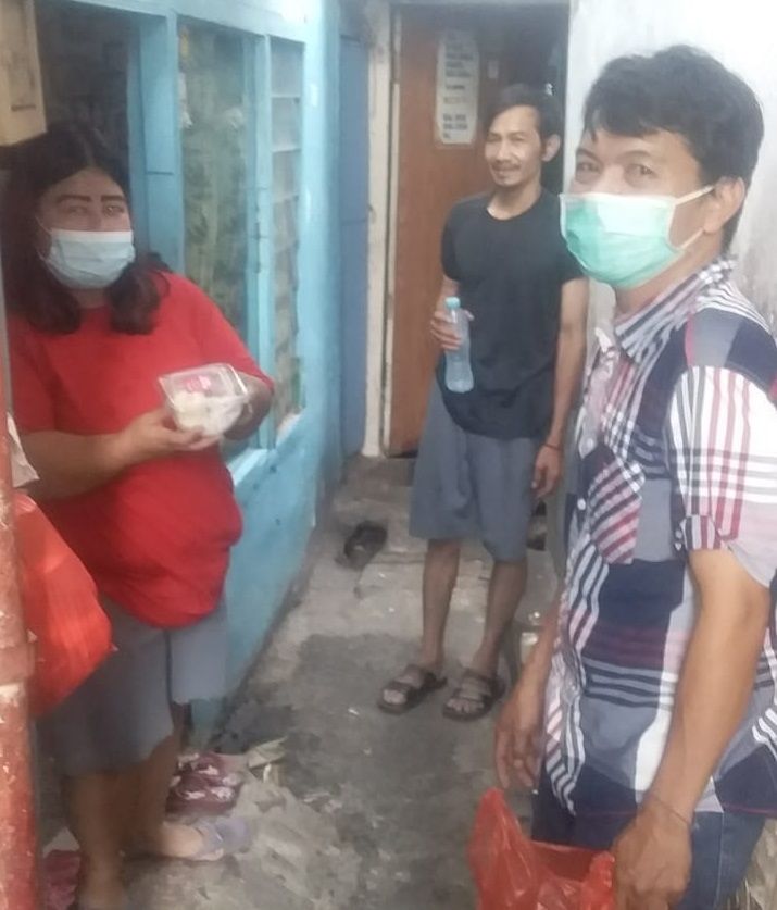 Warga yang mendapatkan bantuan makanan dari Lola Amaria. [dokumentasi pribadi]