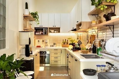 Inspirasi Dapur Sempit tapi Mewah ala Japandi. (Dekoruma)