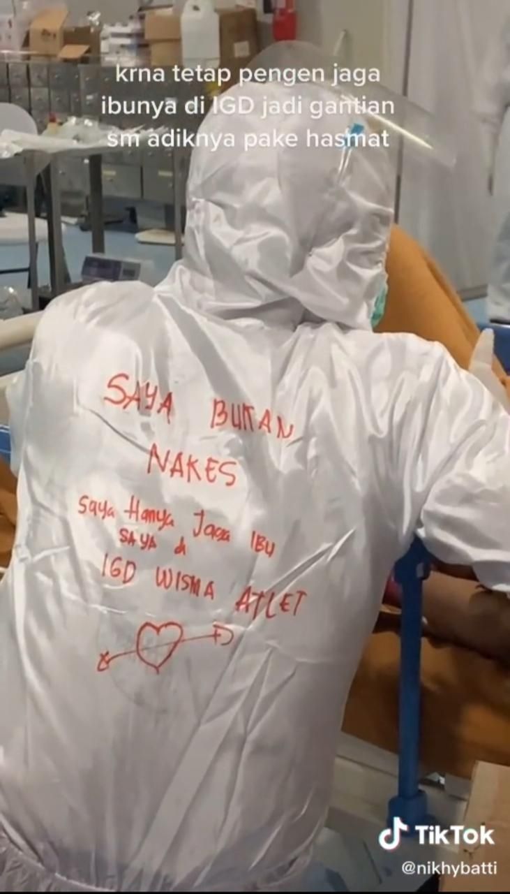 Video Viral Anak Pakai Hazmat 24 Jam Demi Jaga Ibu di IGD, Sukses Bikin Warganet Terharu (Dok. TikTok)