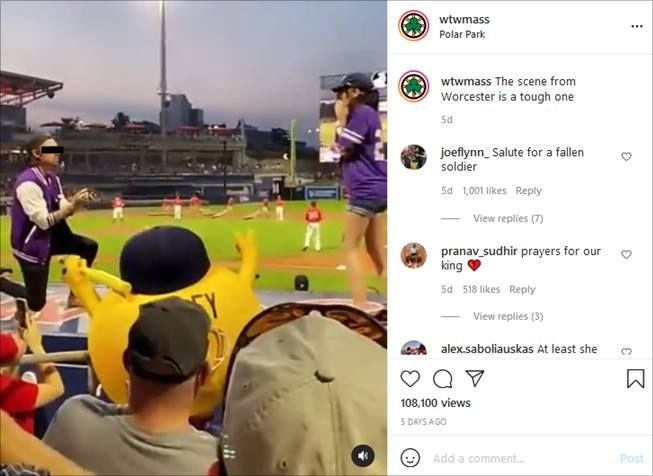 Viral pria lamar pacar di pertandingan bisbol. (Instagram/@wtwmass)
