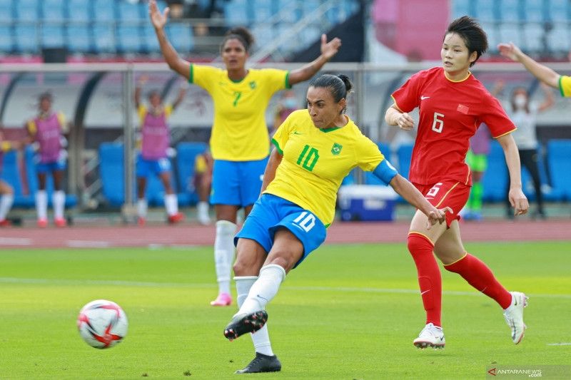 Gelandang timnas Brazil Marta sesaat sebelum mencetak gol dalam pertandingan sepak bola lawan China di Olimpiade Tokyo 2020 di Miyagi Stadium, Miyagi, Rabu (21/7/2021). ANTARA/AFP/Kohei Chibagara