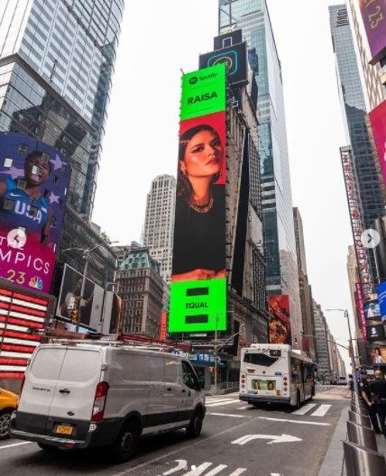 Bikin Bangga Wajah Raisa Terpampang Di Billboard Times Square Bareng