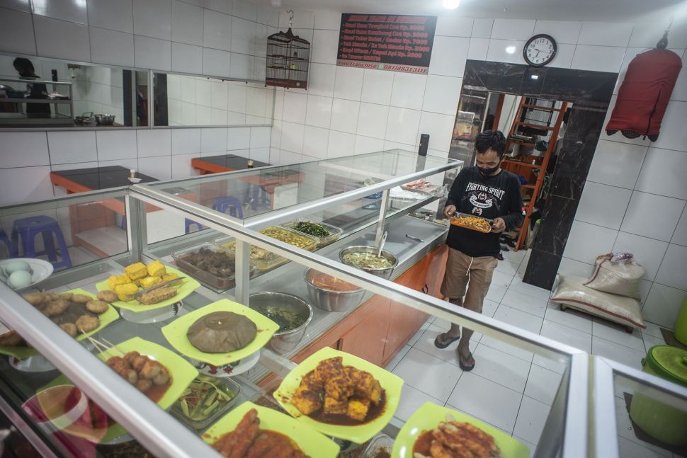 Pekerja menyiapkan lauk pauk di Warteg Subsidi Bahari, Pejaten, Jakarta, Kamis (22/7/2021).ANTARA FOTO/Aprillio Akbar