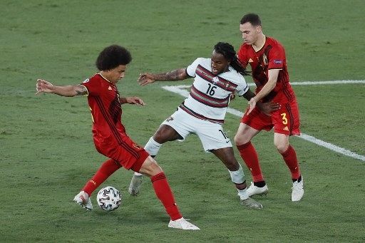 Pemain Portugal Renato Sanches berebut bola dengan dua pemain Belgia dalam pertandingan babak 16 besar Euro 2020 yang berlangsung di La Cartuja, 27 Juni 2021. [AFP]