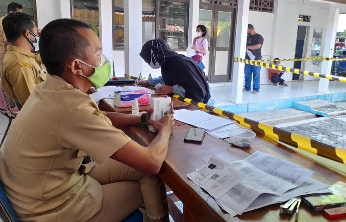 Nama istri Bupati Karanganyar Siti Khomsiyah tertulis pada amplop bantuan sosial atau bansos untuk pedagang kaki lima (PKL) terdampak PPKM darurat yang dibagikan pada Senin (19/7/2021). 