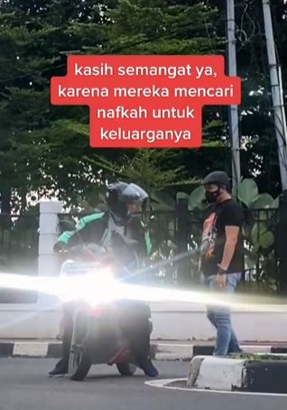 Aksi pria cegat driver ojol. (Tiktok/@paparich666)