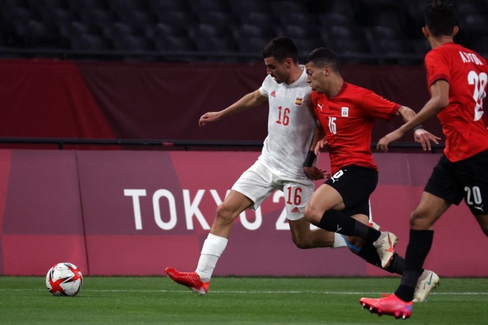 Gelandang sentral Timnas Spanyol, Pedri Gonzalez (kiri) dijaga ketat pada laga Grup C cabang olahraga sepakbola Olimpiade Tokyo kontra Timnas Mesir di Stadion Sapporo Dome, Hokkaido, Jepang, Kamis (22/7/2021) sore WIB. [ASANO IKKO / AFP]