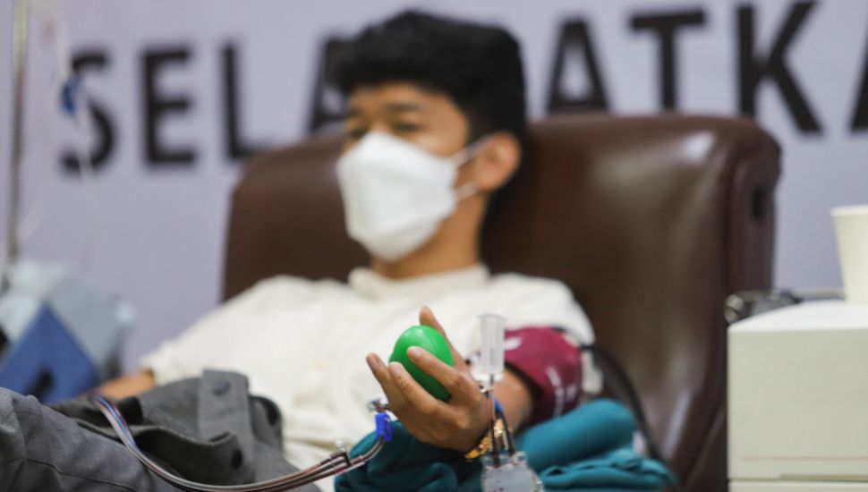 Warga saat mendonorkan Plasma Konvalesen di Kantor Palang Merah Indonesia (PMI) DKI Jakarta, Senen, Jakarta Pusat, Jumat (23/7/2021). [Suara.com/Alfian Winanto]