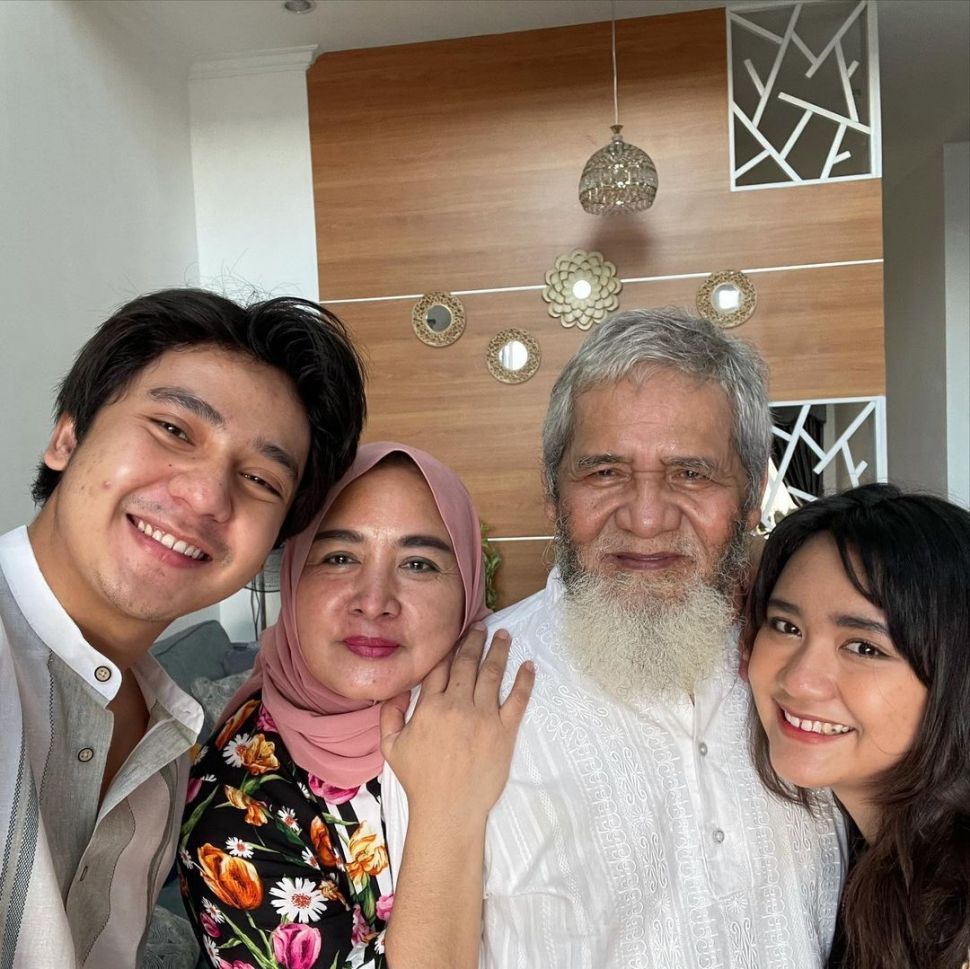 Arbani Yasiz bersama kedua orangtua dan adik. [Instagram]