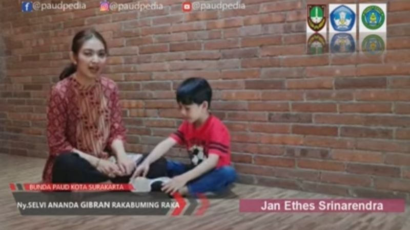 Video Selvi Ananda membacakan buku cerita untuk anak sulungnya Jan Ethes Srinarendra. [Youtube Dinas Pendidikan Kota Solo]