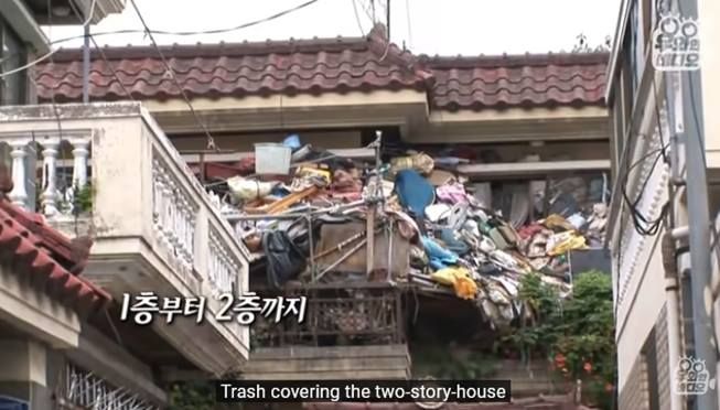 Viral pasangan lansia timbun sampah di rumah demi anak. (YouTube/WOW Video)