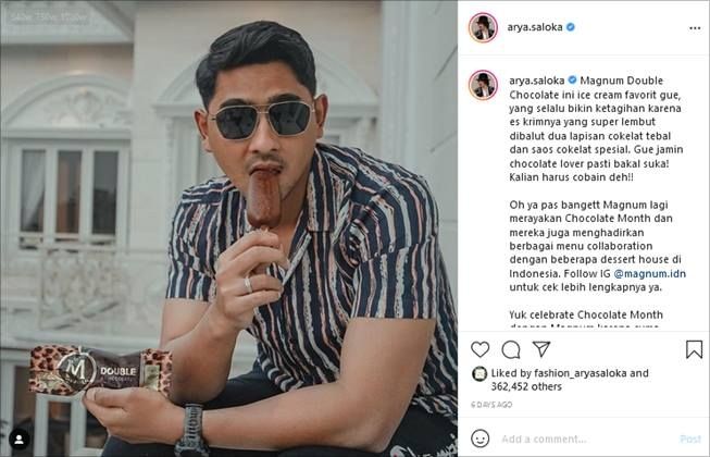 Pose kece Arya Saloka pakai baju murah. (Instagram/@arya.saloka)