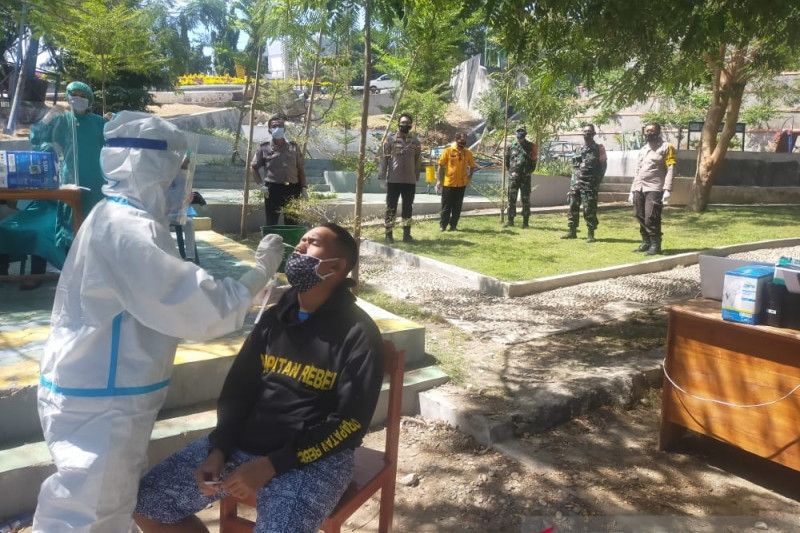 tes antigen keluarga yang ambil paksa jenazah pasien COVID-19 di Kupang, NTT. [ANTARA]