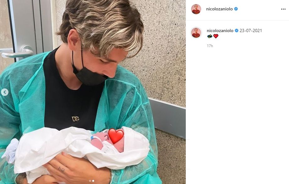 Nicolo Zaniolo gendong bayi yang baru dilahirkan mantan pacarnya. (Instagram/nicolozaniolo)