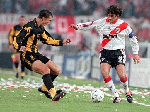 Enzo Francescoli saat bermain untuk River Plate. (DANIEL LUNA / AFP)