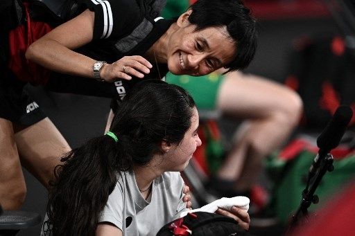 Petenis meja Suriah Hend Zaza bersiap serve saat melawan atlet Austria Liu Jia dalam babak penyisihan tunggal putri tenis meja di Tokyo Metropolitan Gymnasium dalam Olimpiade Tokyo 2020 di Tokyo pada 24 Juli 2021. (AFP/ANNE-CHRISTINE POUJOULAT) 