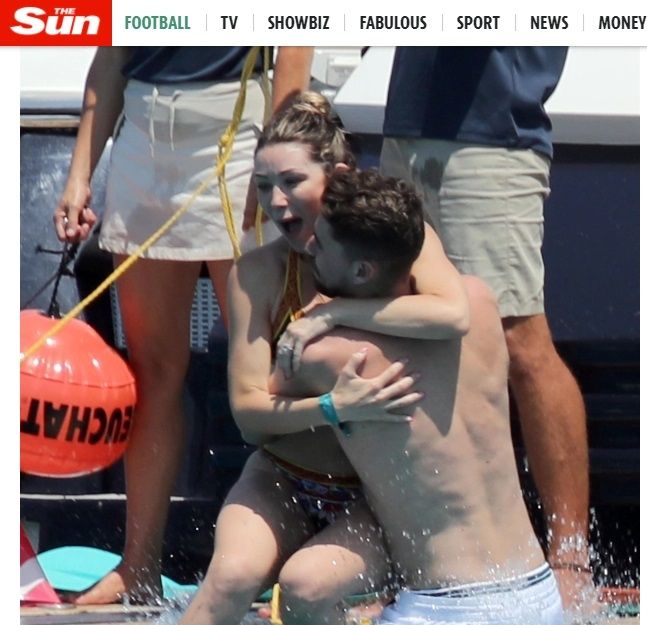 Jorginho mesra dengan kekasihnya. (The Sun)