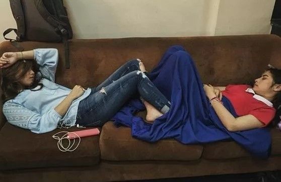 Potret artis tertidur dengan pose unik. (Instagram)