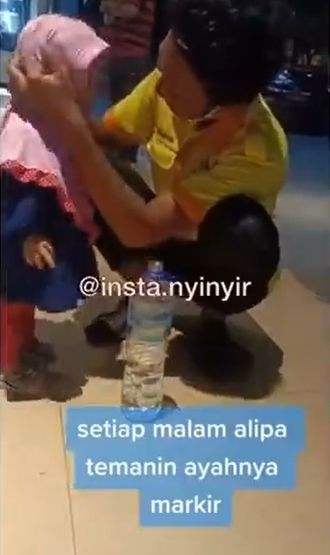 Kisah balita temani sang ayah yang bekerja sebagai tukang parkir. (Instagram/@nyinyir_update_official)