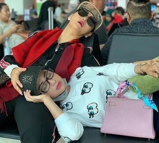 Potret artis tertidur dengan pose unik. (Instagram)