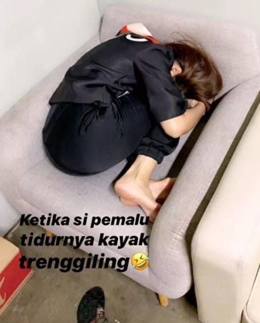 Potret artis tertidur dengan pose unik. (Instagram)