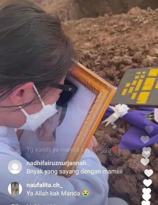 Sambil memeluk foto, Amanda Manopo tak kuasa menahan tangis di pemakaman sang ibu, Henny Manopo di Pemakaman San Diego Hills, Karawang, Jawa Barat, Senin (26/7/2021). [Instagram]