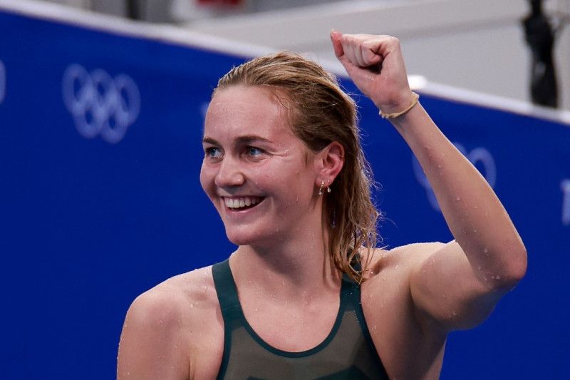 Perenang Australia Ariarne Titmus merayakan sukses merebut medali emas 400m gaya bebas putri Olimpiade Tokyo 2020 di Tokyo Aquatics Centre di Tokyo, Jepang, Senin (26/7/2021). [AFP]