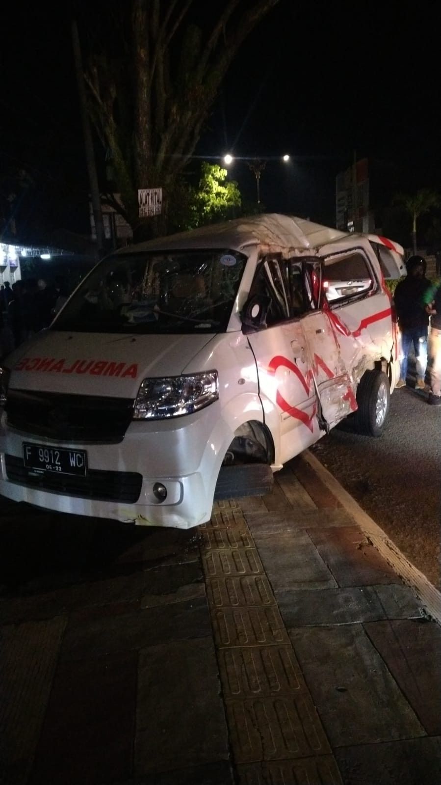 Mobil ambulans kecelakaan tunggal di Jalan KH Abdullah bin Nuh Kabupaten Cianjur.