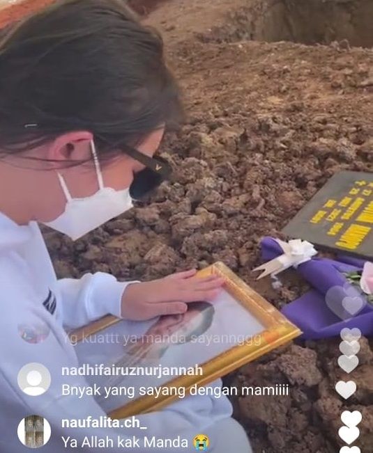 Amanda Manopo mengusap foto sang ibu di Pemakaman San Diego Hills, Karawang, Jawa Barat, Senin (26/7/2021). [instagram]