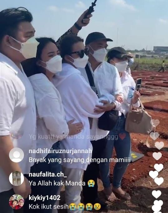 Amanda Manopo (kedua dari kiri) bersama ayah dan keluarga menyaksikan pemakaman sang ibu di San Diego Hills, Karawang, Jawa Barat, Senin (26/7/2201). [Instagram]