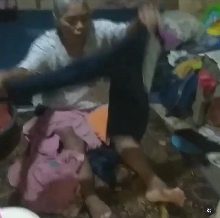 Bu Iti, seorang ibu lanjut usia (lansia) penjual nasi uduk di Serpong, Kota Tangerang Selatan viral di media sosial. Kisahhnya viral lantaran kondisinya dianggap memprihatinkan karena tinggal di warung berdinding triplek di samping gardu listrik.