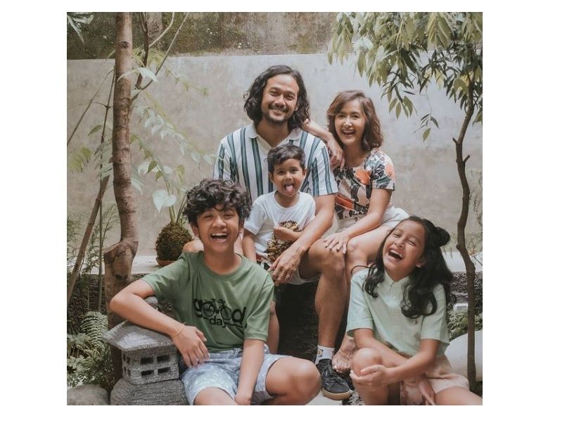 Widi Mulia dan Dwi Sasono bersama anak-anak mereka [Instagram/@widimulia]