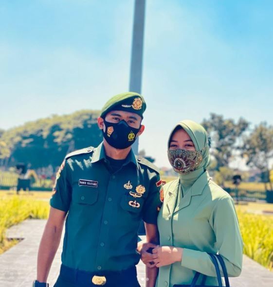 Diananda Choriunisa bersama suaminya yang merupakan anggota TNI bernama Danie Pratama. (Instagram/dianandach)